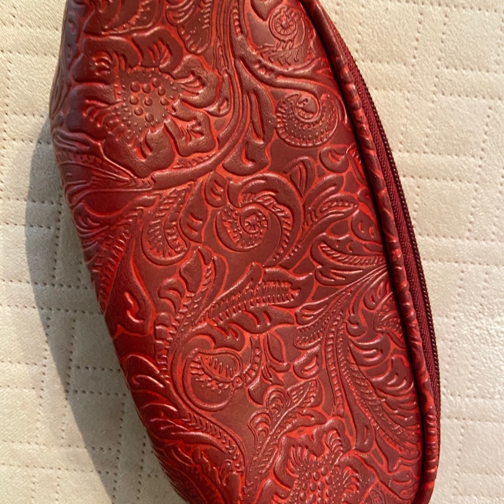 Zippered red engraved floral design soft shell case - Picture 6 of 9